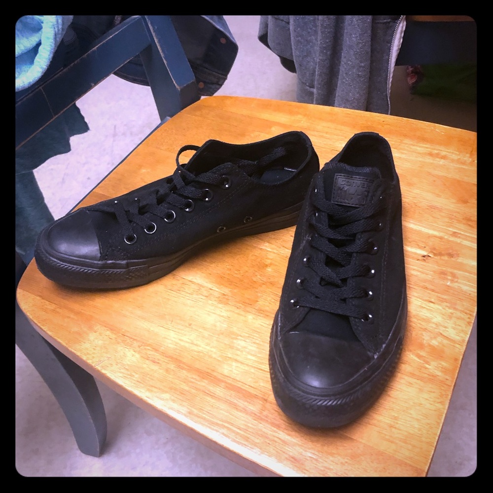 Women’s size 8 low top converse.